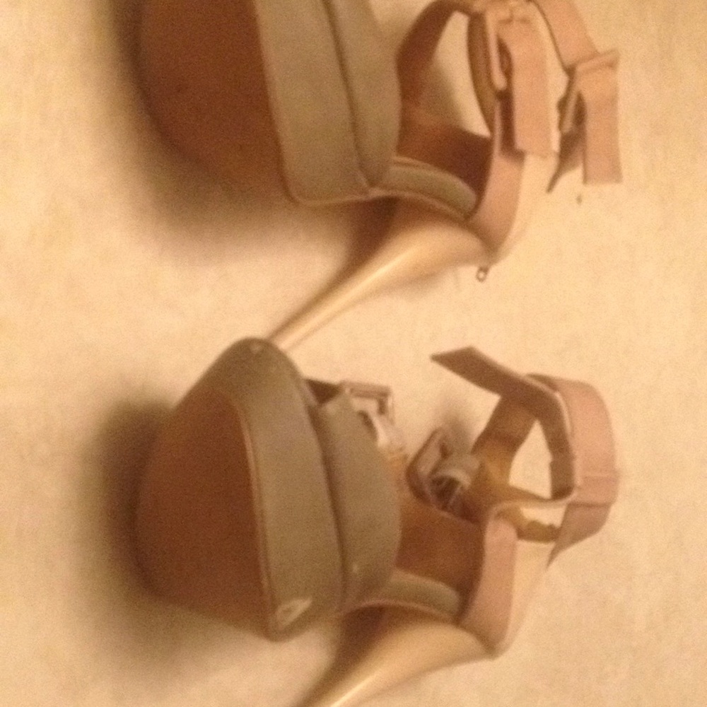 I am selling a 20 dollar high heels that I found